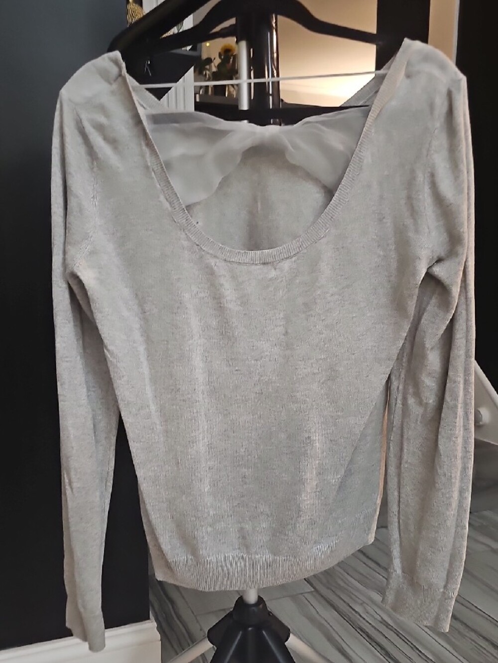 Cute and stylish 4-piece women’s sweater bundle featuring Express, Venus, and LC - Picture 4 of 13